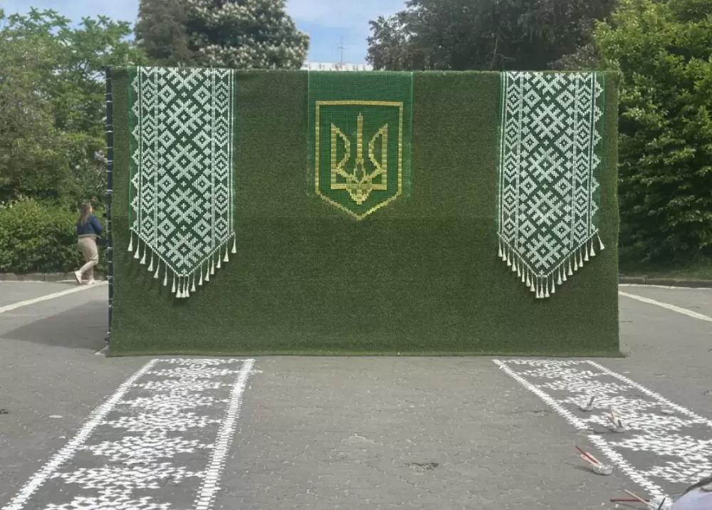 У Тернополі у сквері Чорновола на бруківці з'явився орнамент вишивки
