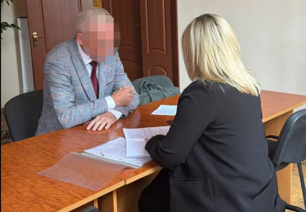 Премії, надбавки й зарплата «мертвим душам»: директора коледжу на Тернопільщині підозрюють у масштабних зловживаннях