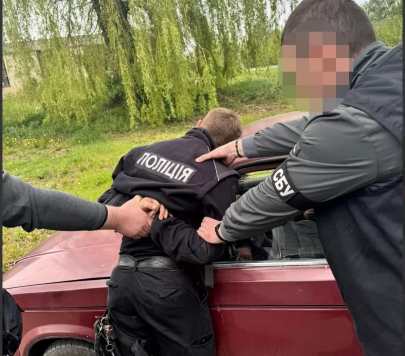 На Тернопільщині поліцейський вимагав 1200 доларів у рятувальника