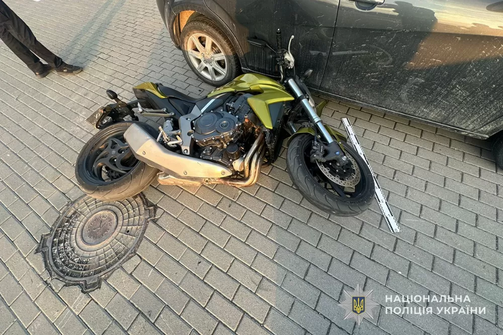 У Тернополі водій на мотоциклі в'їхав у припаркований автомобіль