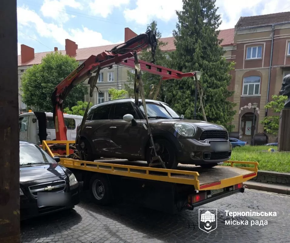 У Тернополі за місяць евакуювали 58 автомобілів, припаркованих з порушеннями
