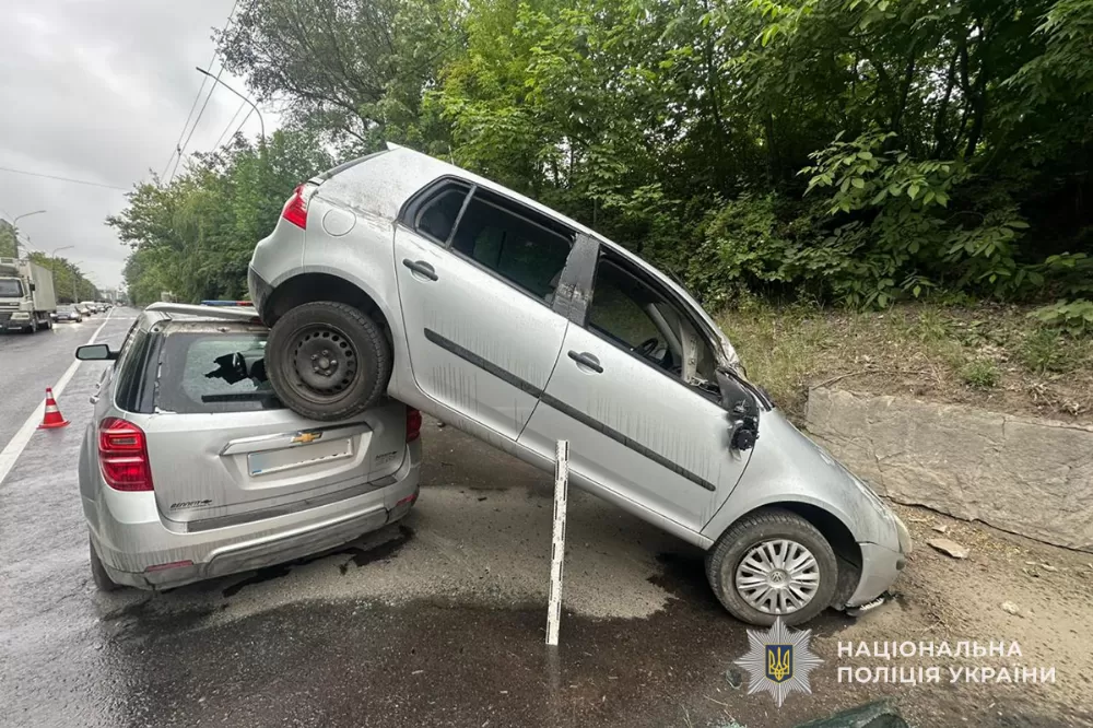 Volkswagen вилетів Chevrolet: поліцейські встановлюють обставини ранкової ДТП у Тернополі
