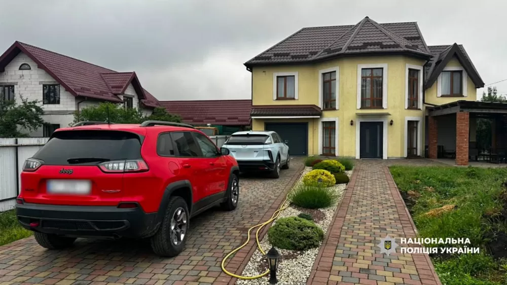 Mercedes за $100 тисяч і мільйони готівки: по всій Україні проходять обшуки у посадовців ВЛК та ТЦК