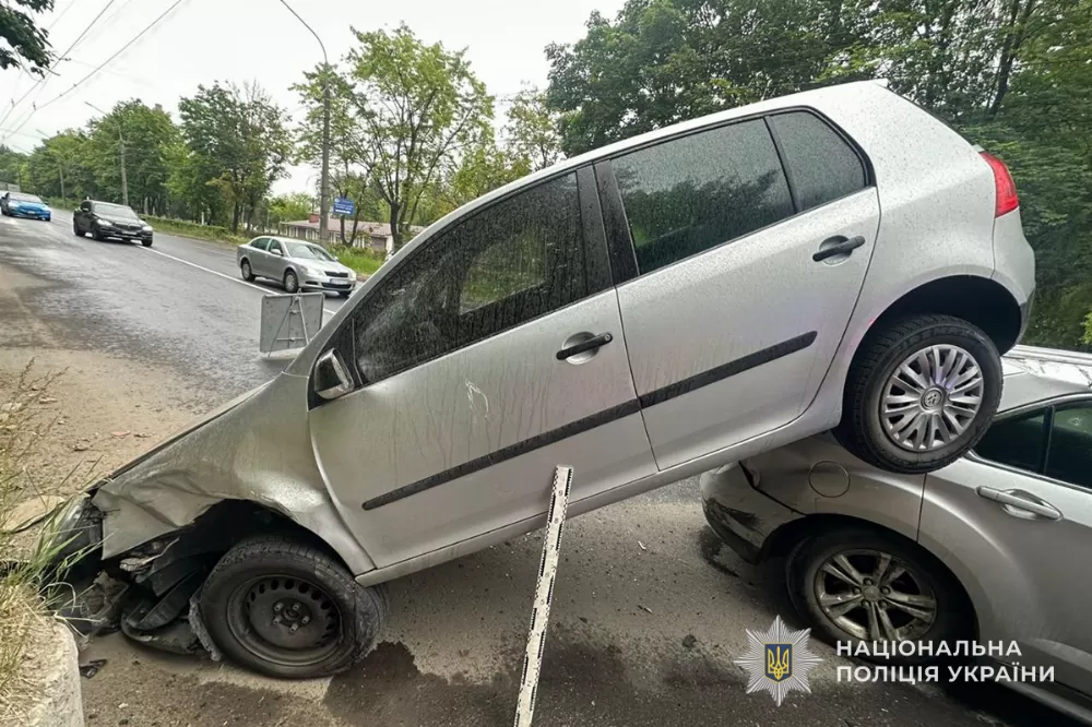 Volkswagen вилетів Chevrolet: поліцейські встановлюють обставини ранкової ДТП у Тернополі