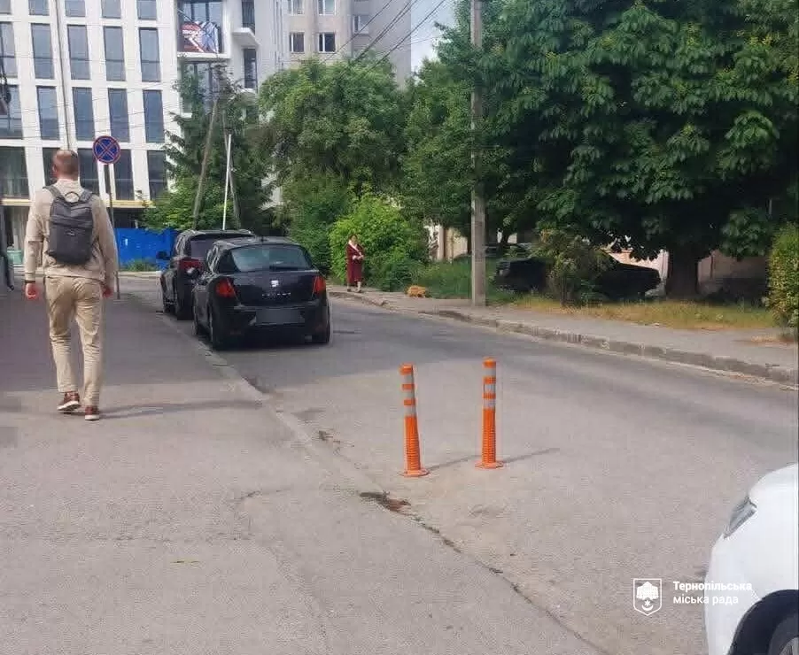 У Тернополі демонтують самовільно встановлені паркувальні бар’єри, стовпці та шлагбаум