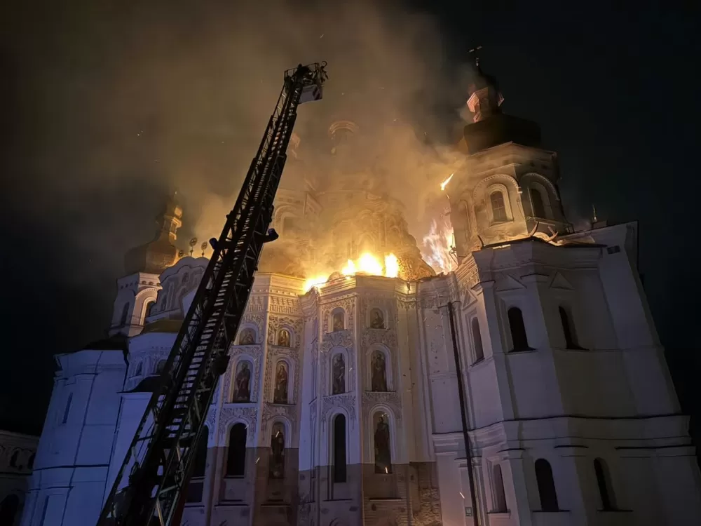 Масована атака на Київ: є загиблі та поранені, перебої зі світлом, горить Успенський собор
