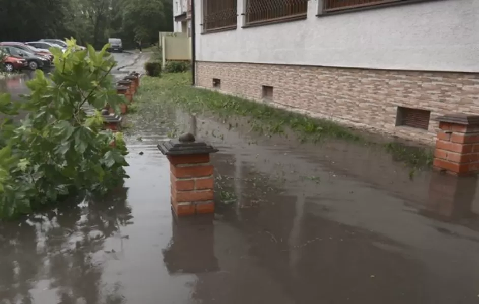 Підтоплення підвалів у Тернополі на Коновальця сталося будівництво сусіднього будинку