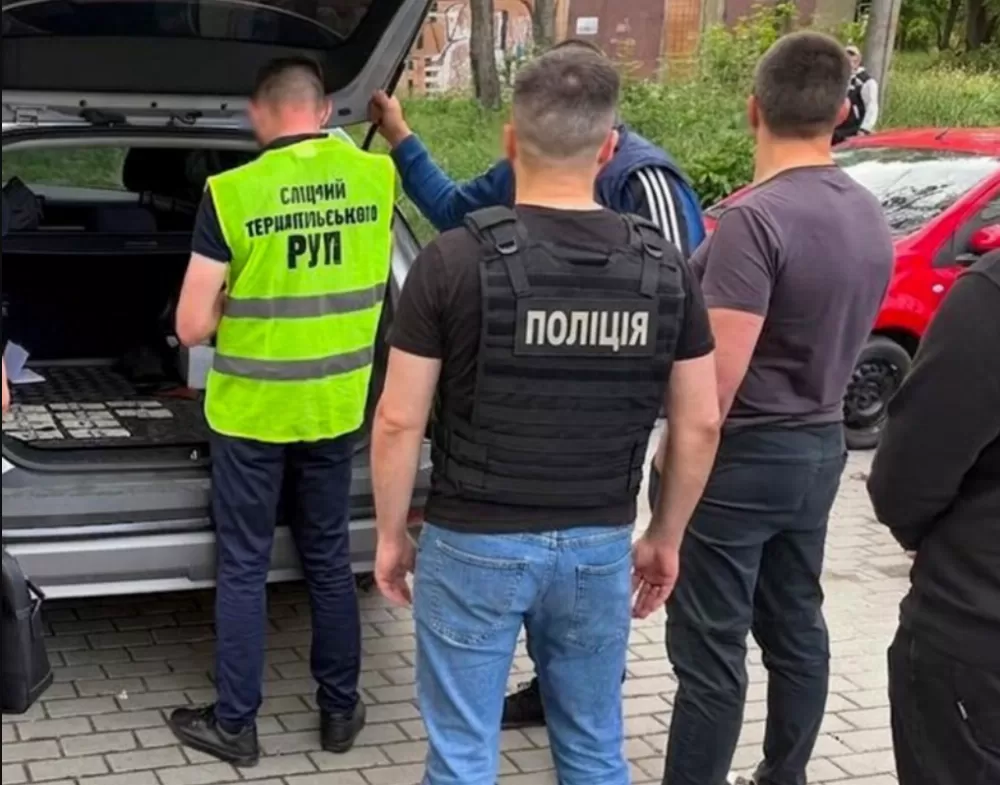 У Тернополі затримали чоловіка, який за $10000 незаконно переправляв "клієнтів" за кордон