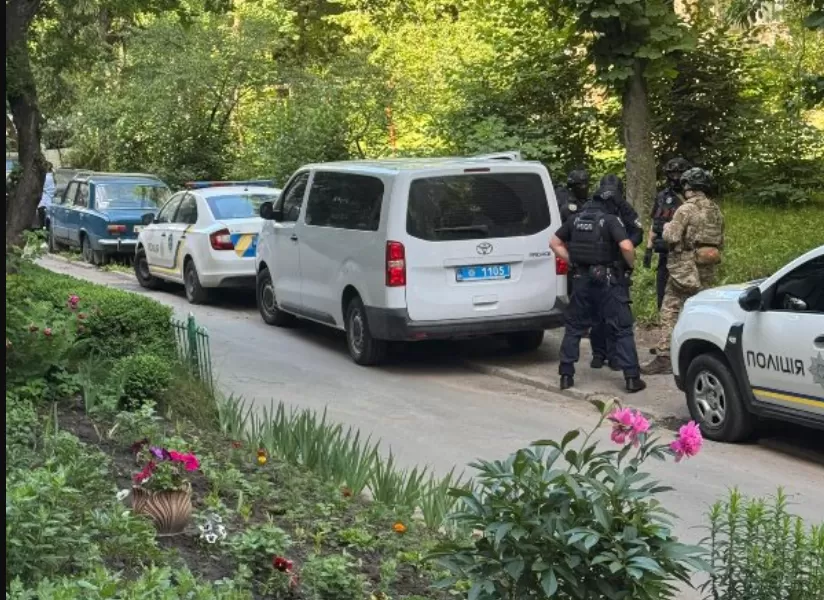 Постріли та забарикадований чоловік: у Тернополі оточили будинок