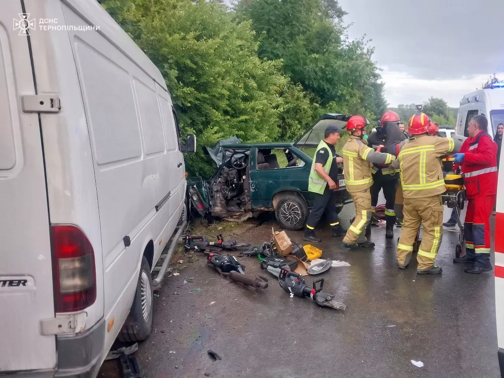 Аварія у Скоморохах: зіткнулися Mercedes та ВАЗ, загинула людина