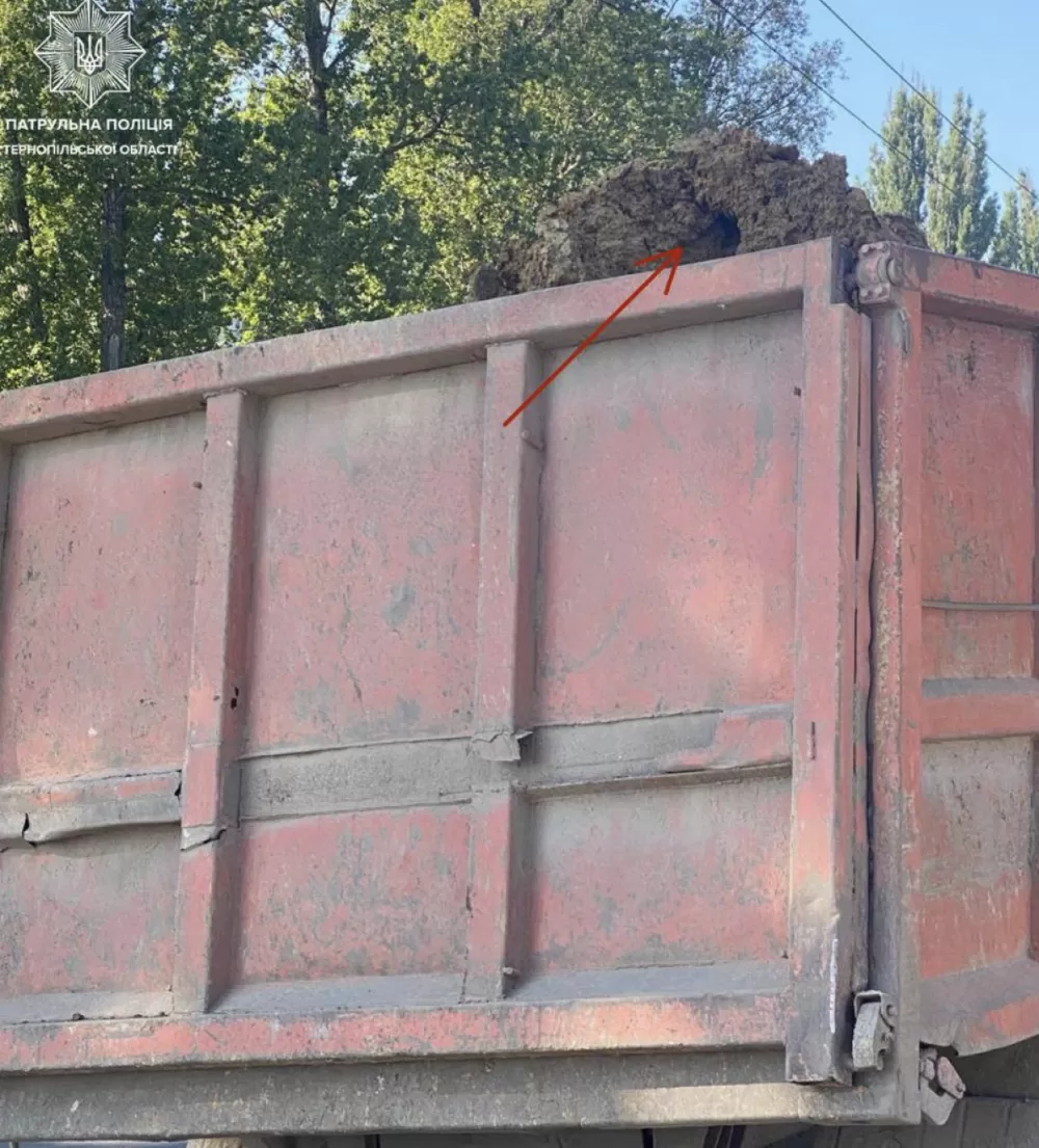 У Тернополі зупинили дві вантажівки, що перевозили сипучий вантаж без тенту