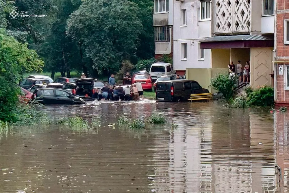 Вода зайшла до будинків і гаражів: ДСНС показала наслідки негоди у Тернополі та області