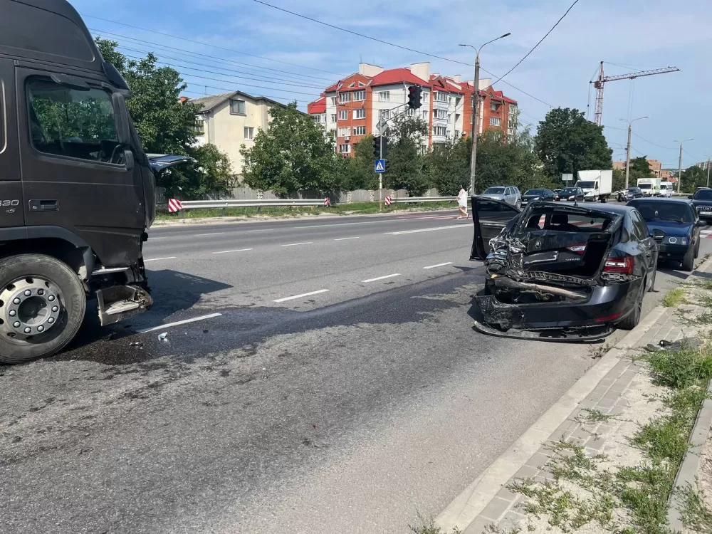 У Великій Березовиці зіткнулися вантажівка та легківка: утворився затор