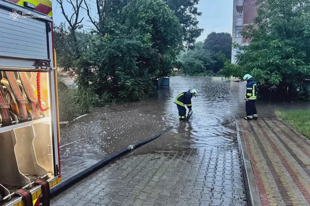 Вода зайшла до будинків і гаражів: ДСНС показала наслідки негоди у Тернополі та області