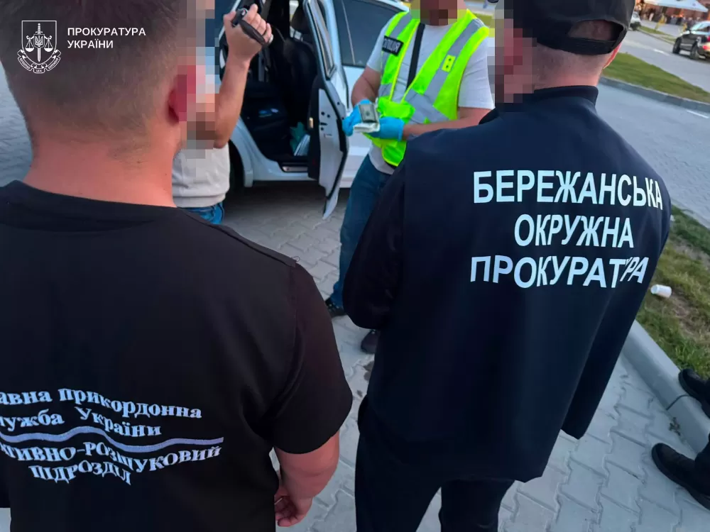 Затримали за переправлення чоловіків за кордон