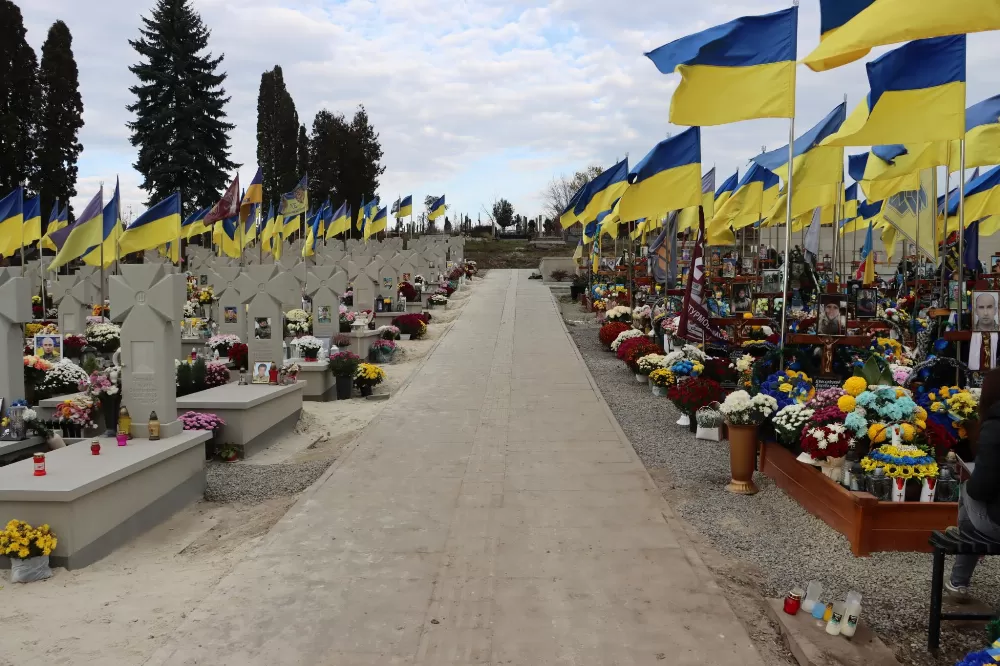Затоплена частина Микулинецького кладовища