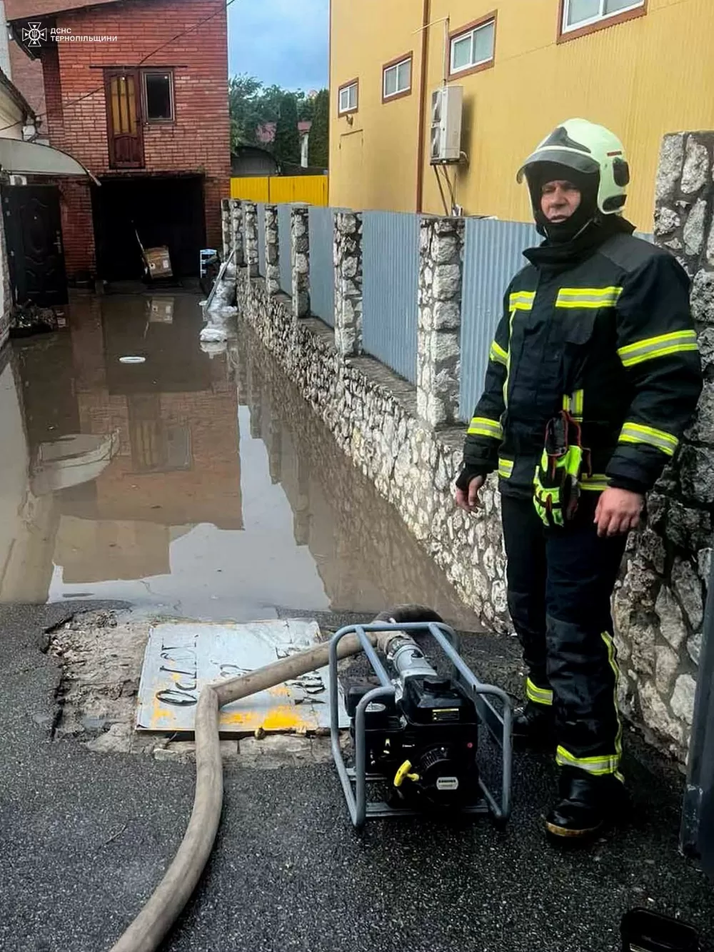 Вода зайшла до будинків і гаражів: ДСНС показала наслідки негоди у Тернополі та області