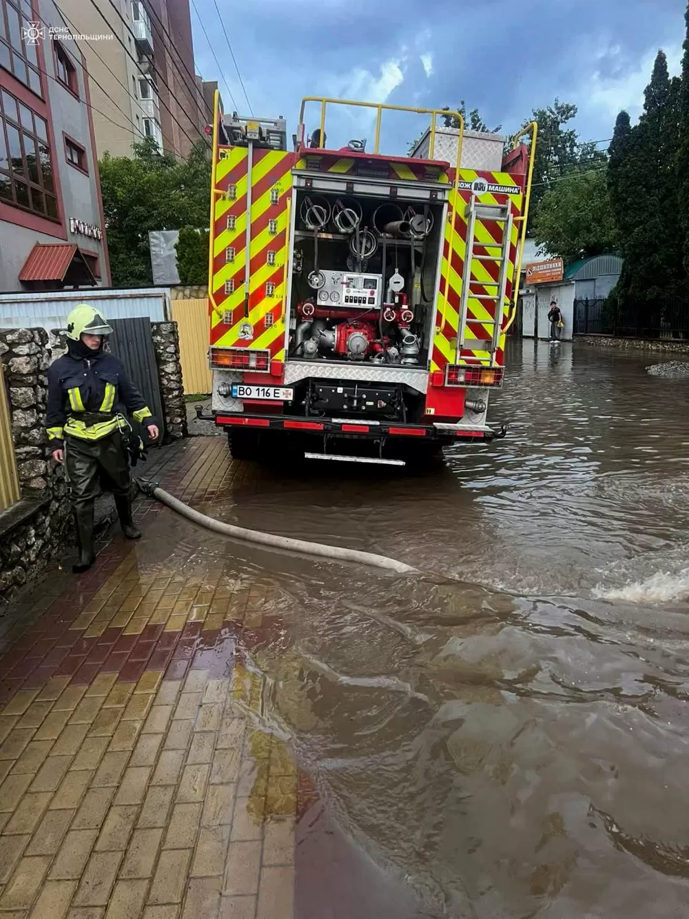 Вода зайшла до будинків і гаражів: ДСНС показала наслідки негоди у Тернополі та області