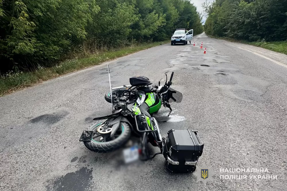 На Тернопільщині аварія з травмованими: зіткнулися Dacia та мотоцикл