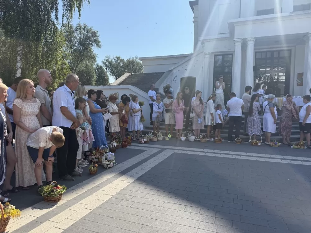 Яблучний Спас у Тернополі: віряни освячували кошики з фруктами та медом