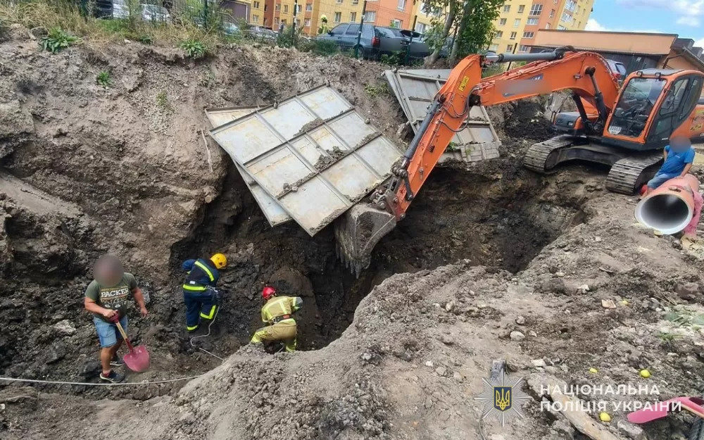 У Тернополі обвал ґрунту забрав життя двох чоловіків: тіла загиблих дістали
