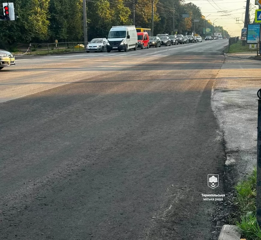 У Тернополі на “БАМі” на перехресті вулиць уже новий асфальт