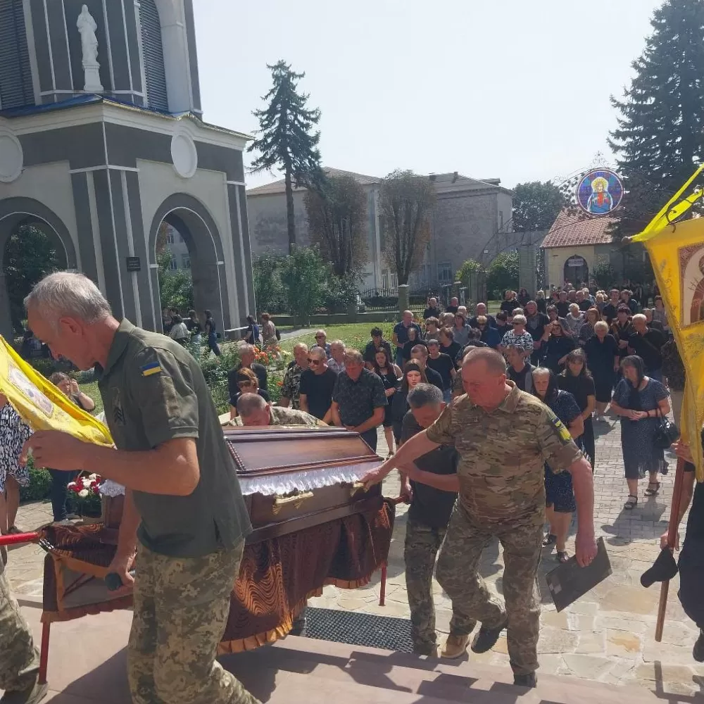 У Борщеві в останню путь провели Героя Андрія Свириду