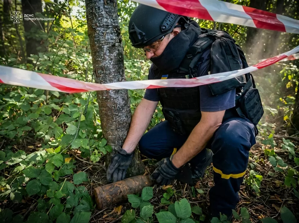 Піротехніки знищили артилерійський снаряд на Тернопільщині