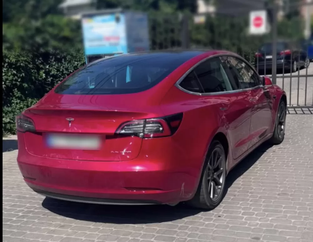 У Тернополі патрульні зупинили водія автомобіля Tesla