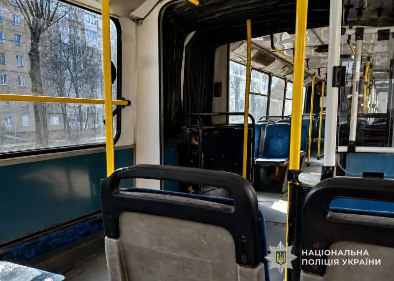 У тролейбусі Тернополя в жінки викрали гроші та документи
