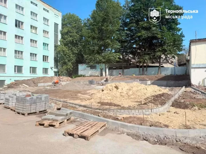 Ремонт біля дитячої поліклініки у Тернополі