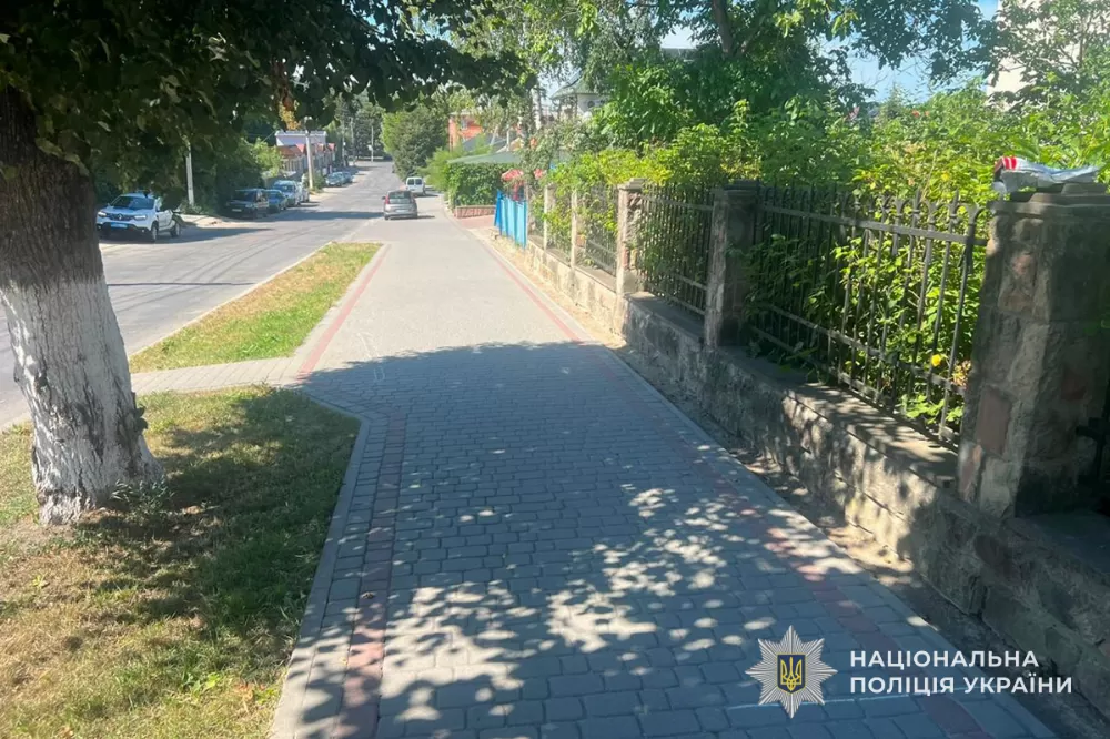У Теребовлі неповнолітній на електросамокаті збив 9-річного хлопчика