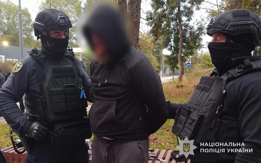 Пістолет і два ножі: у Тернополі чоловік влаштував конфлікт біля заправки