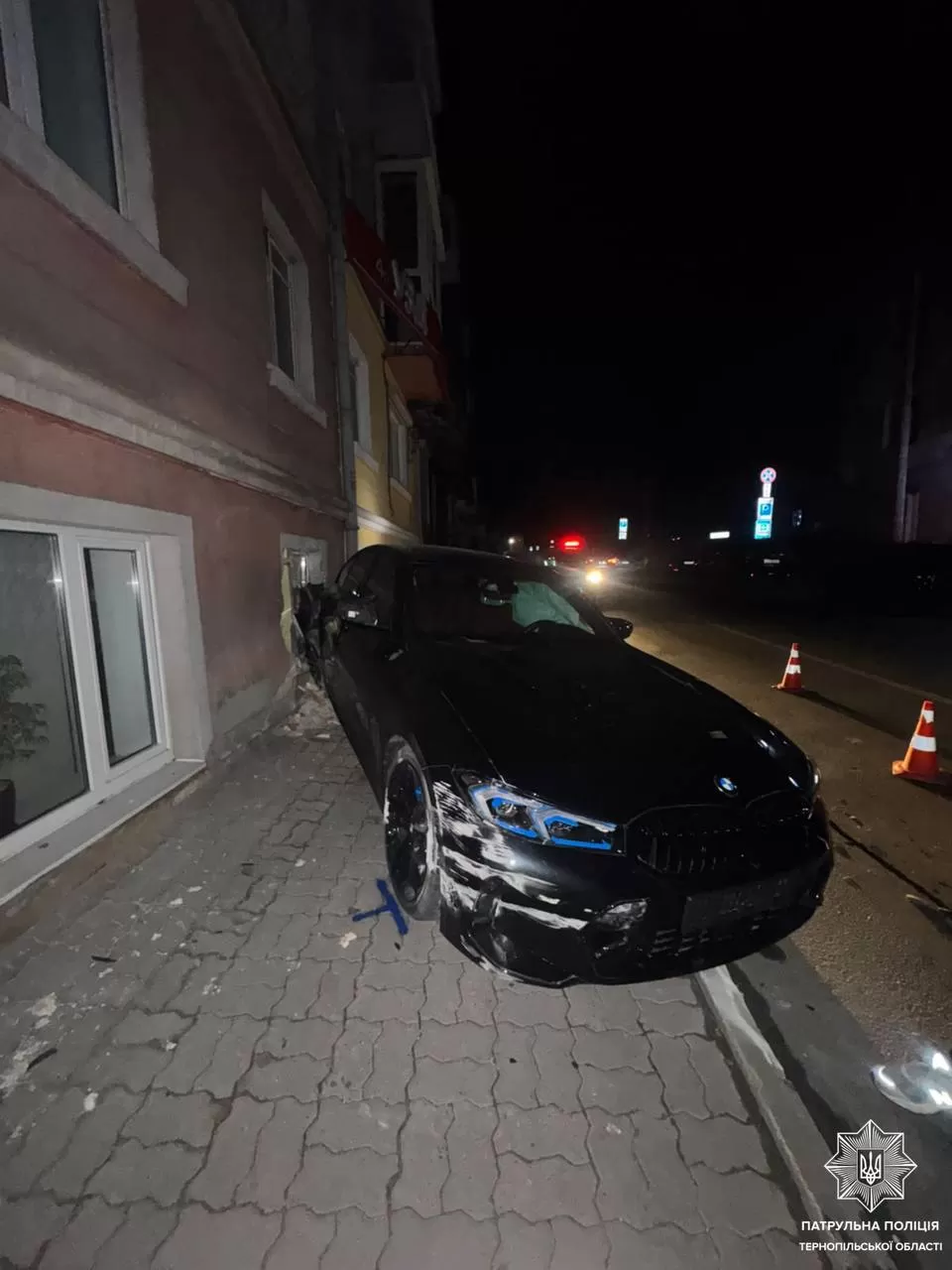 У Тернополі 19-річний водій без прав на BMW в’їхав у будівлю (ФОТО)