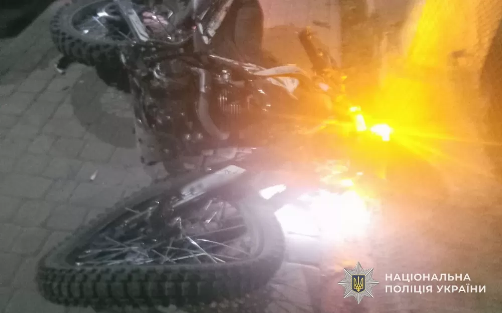 На Тернопільщині мотоцикліст врізався у припарковану автівку