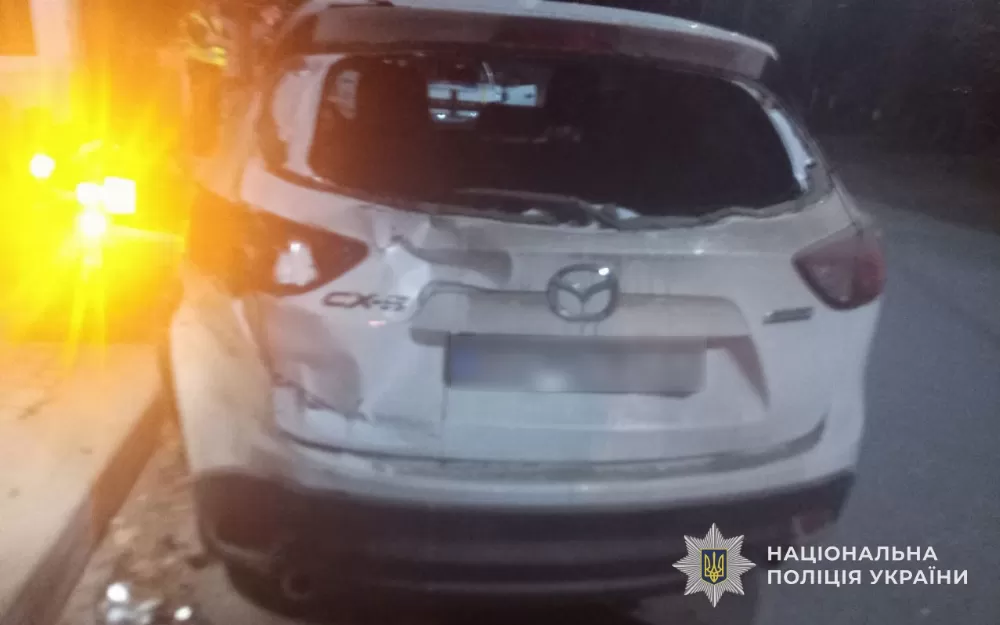 На Тернопільщині мотоцикліст врізався у припарковану автівку