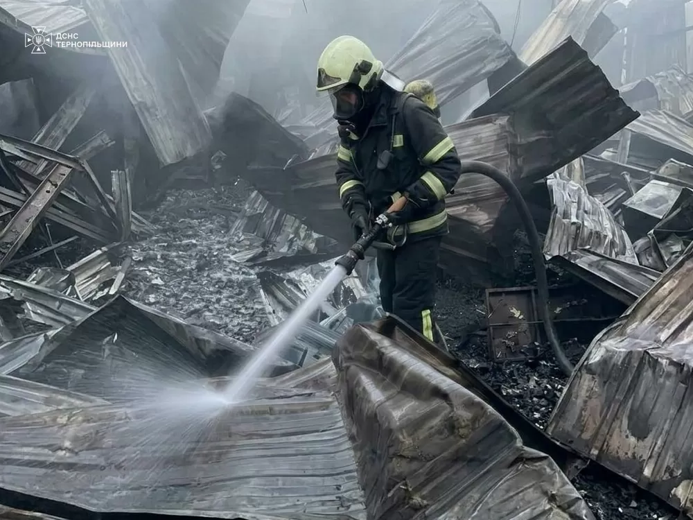 Неподалік Тернополя горів склад: вогонь охопив 700 квадратних метрів покрівлі