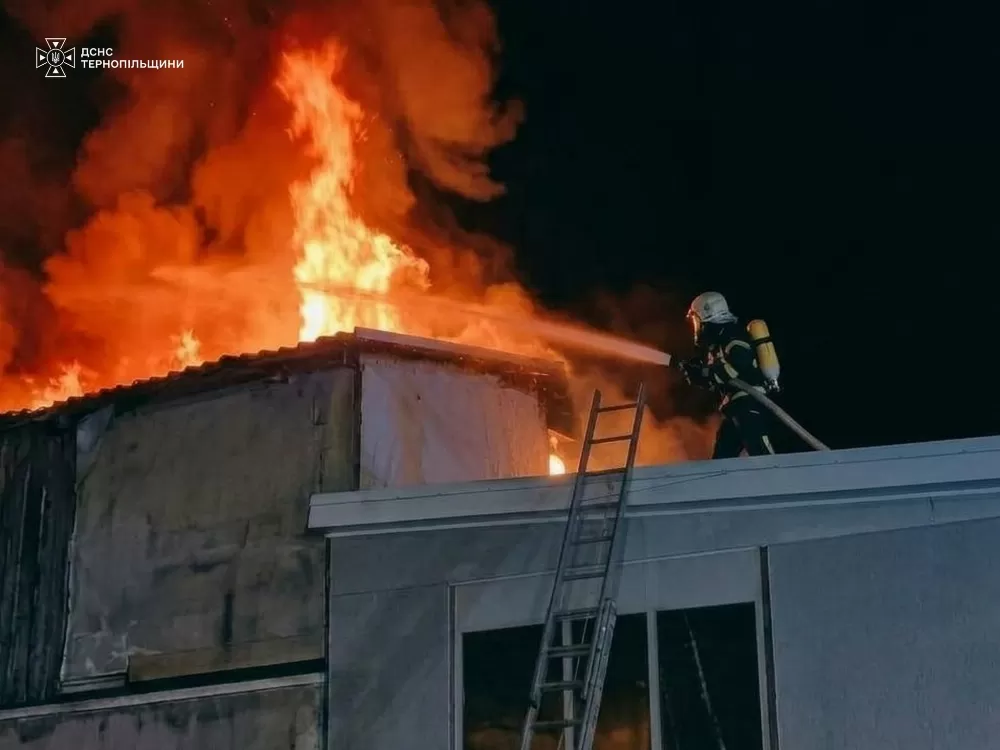 Неподалік Тернополя горів склад: вогонь охопив 700 квадратних метрів покрівлі