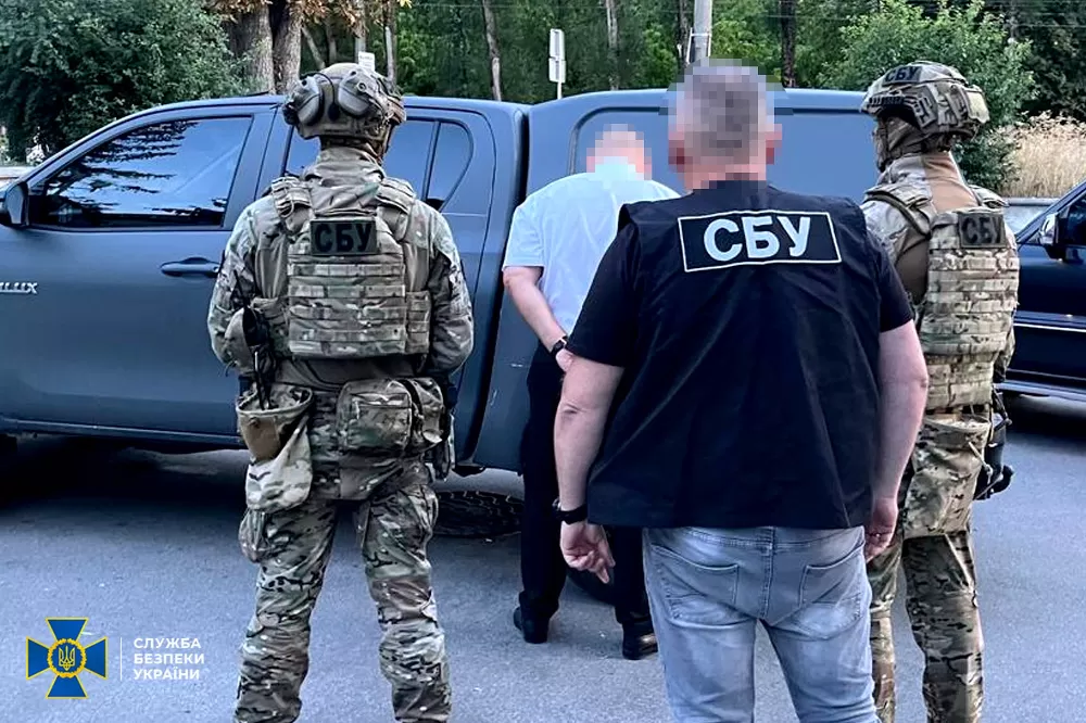 Схема на 20 тисяч доларів за виїзд за кордон: на Тернопільщині затримали адвоката