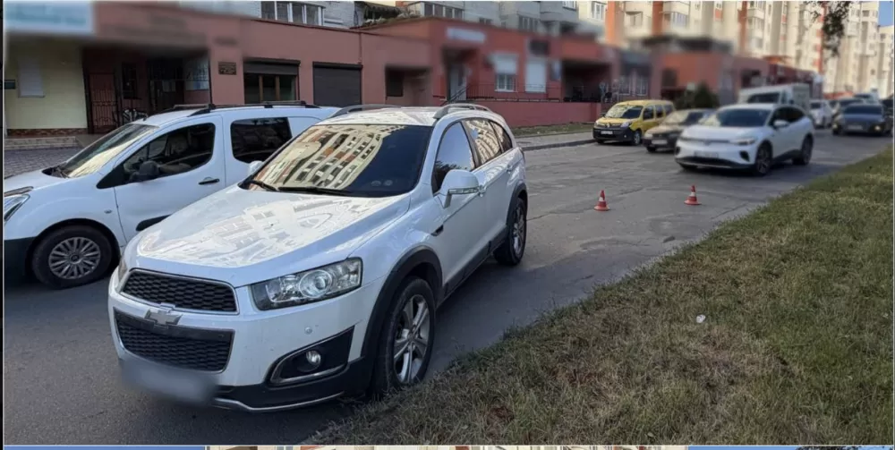 Автомобіль без водія скотився на дорогу