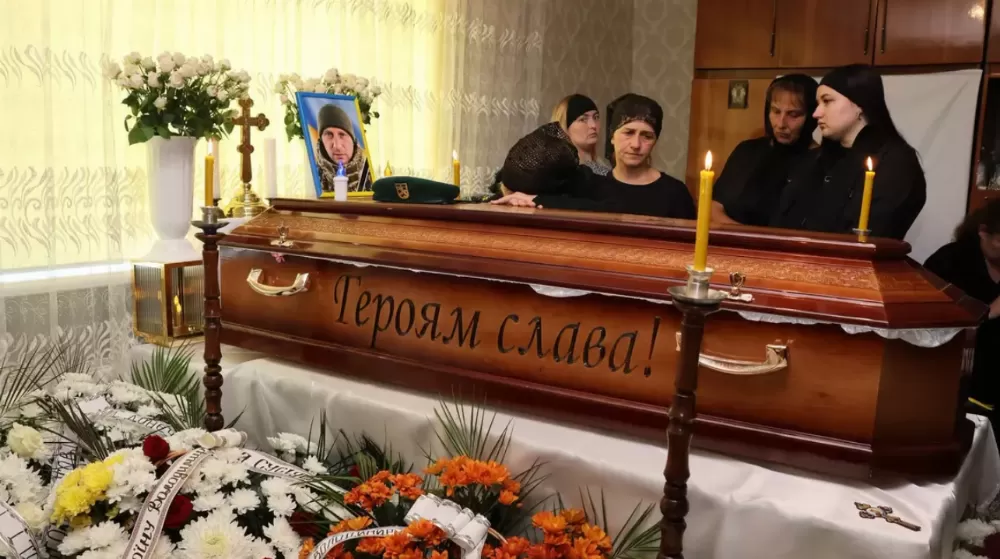 Майже рік чекали на повернення: Бучацька громада попрощалася із захисником Володимиром Беком