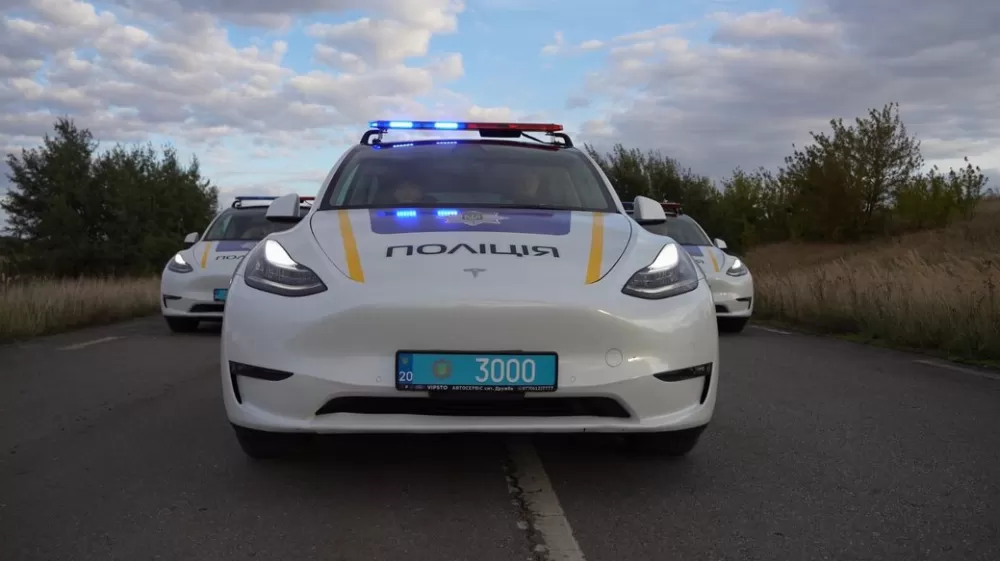 Тесли для поліції