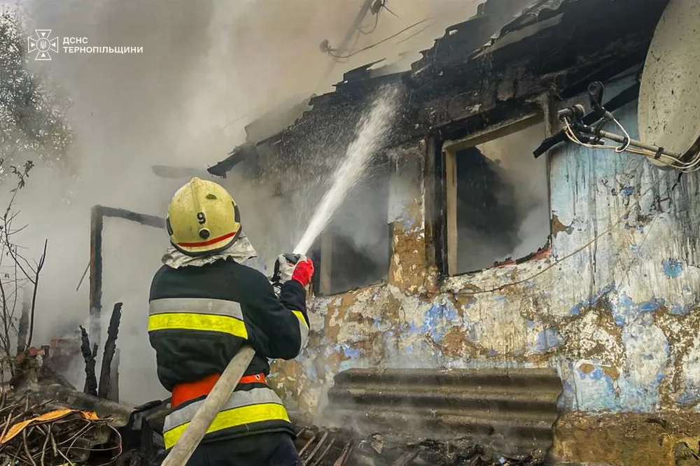 Повністю згорів будинок